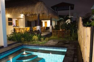 Surf WG Surfcamp Bali der Pool des Haupthauses bei Nacht