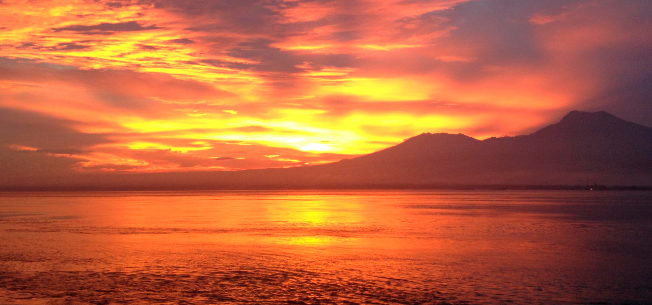 Surf WG Surfcamp Bali Sunset at the beach lombok view