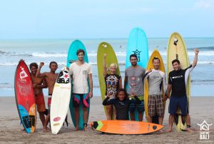 SurfWg Surfcamp Bali Surfgroup at the beach in Serangan