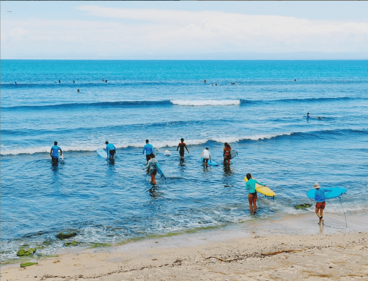 SurfWG Bali surfcamp Balangan beach lineup surfer surfboards