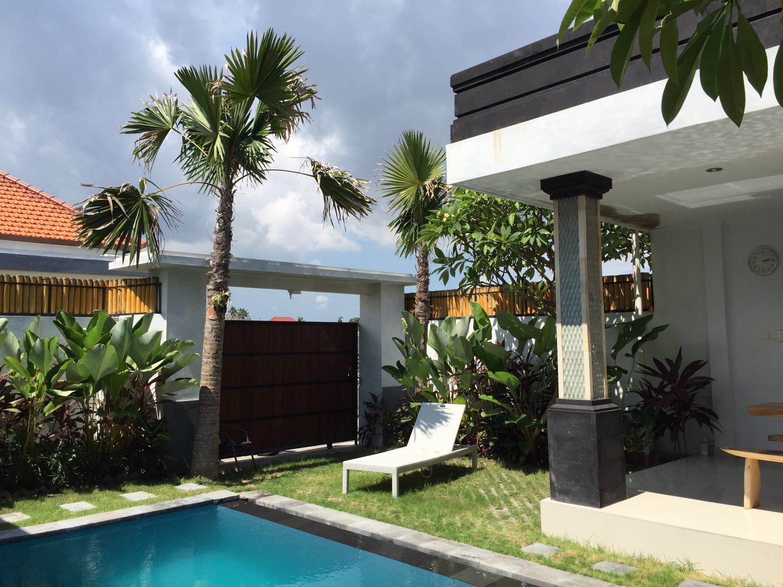 Eingang Villa7 SurfWg Bali SurfWG Bali Surf camp Eingang der Villa Tuju