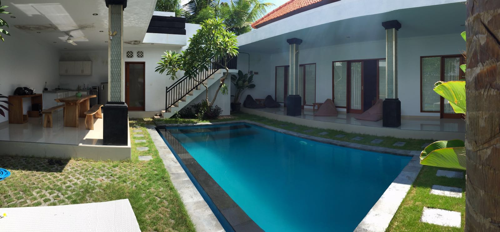 Pool und Küche der Villa7 tuju SurfWG surf camp Bali Villa tuju küche und pool blick