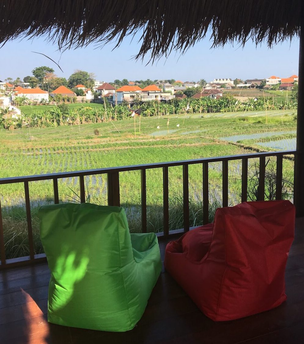 Villa Baru Außenbereich Beanbags im Pavillon SurfWG Bali Surfcamp Canggu