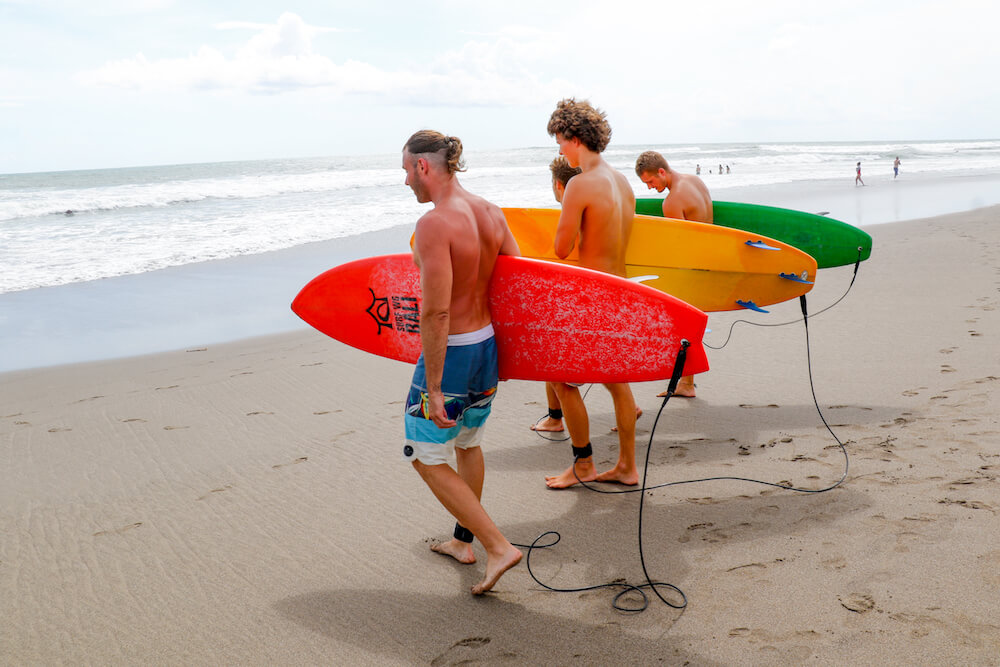 SurfWG Surfcamp Gaeste auf dem Weg zum Meer mit Surfboards